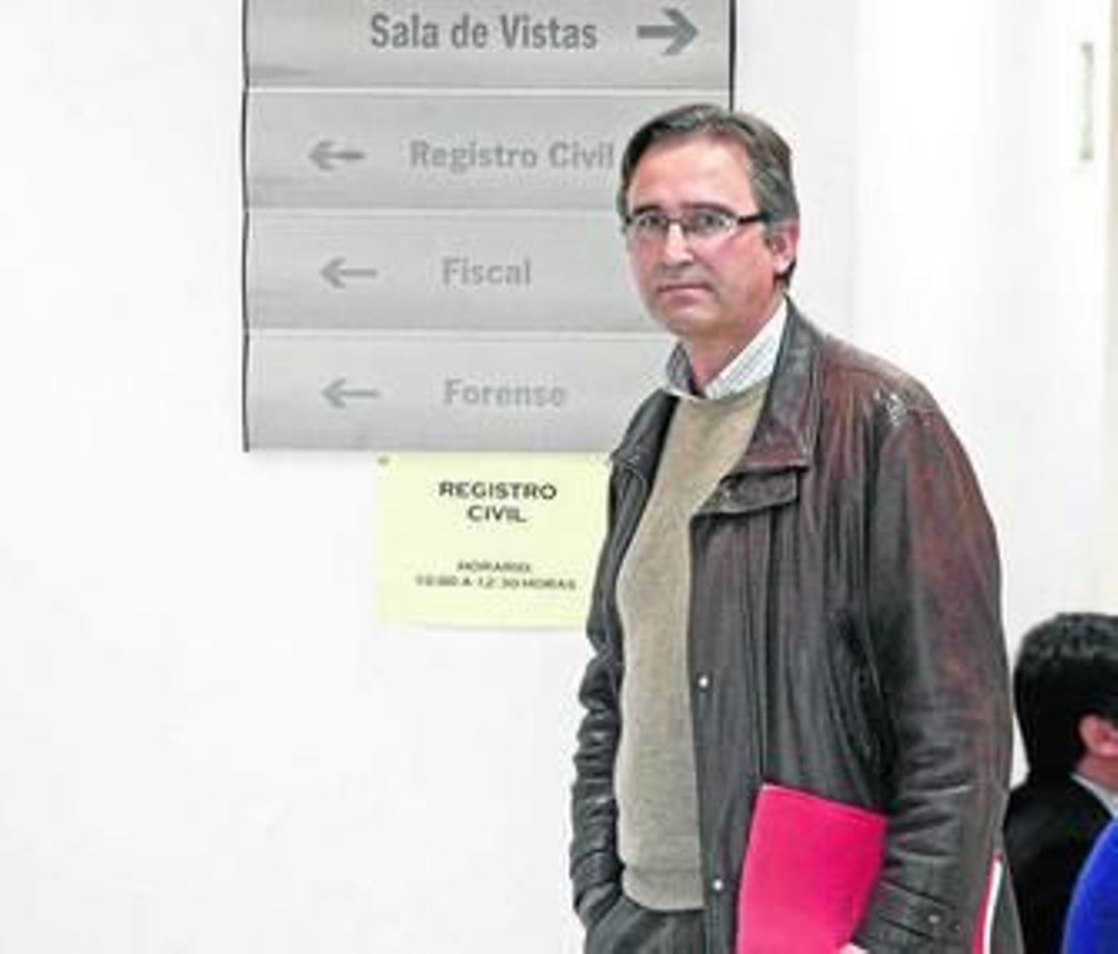 Pascual Collado (izquierda), Fernando Gómez (arriba a la derecha) y Andrés Beffa (abajo), ayer en el interior de los juzgados de San Roque, donde prestaron declaración.