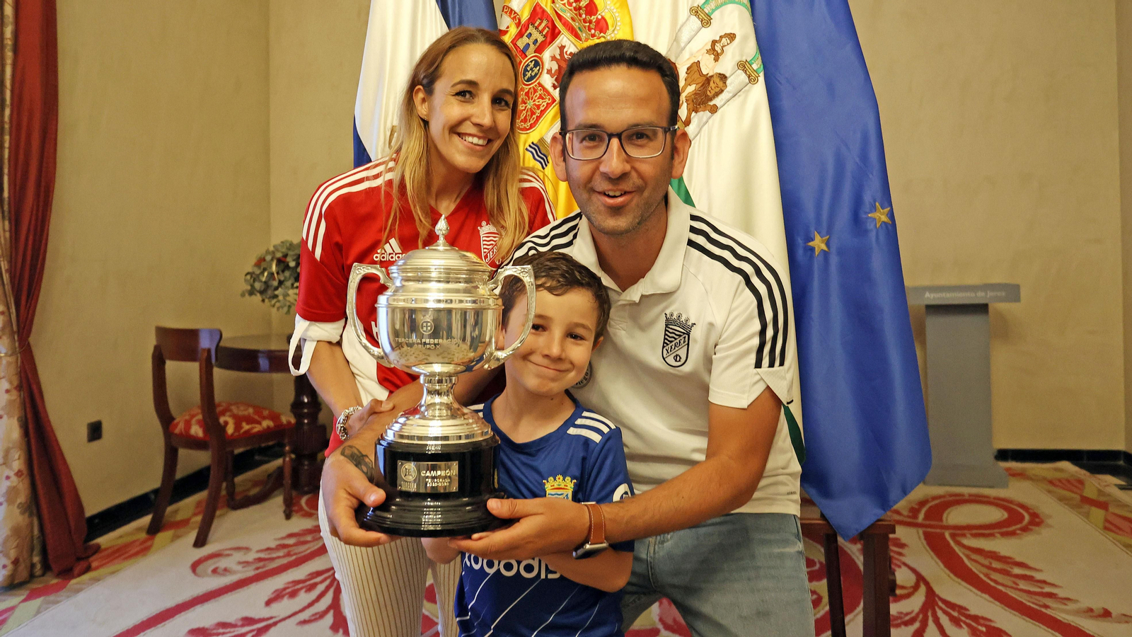 Baño de masas del Xerez CD en Jerez por su ascenso