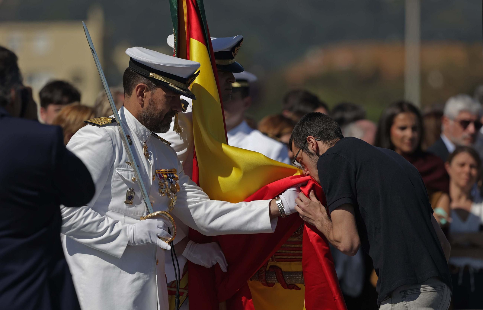 Fotos de la Jura de Bandera para personal civil a bordo del Buque de Asalto Anfibio 'Castilla' en Algeciras
