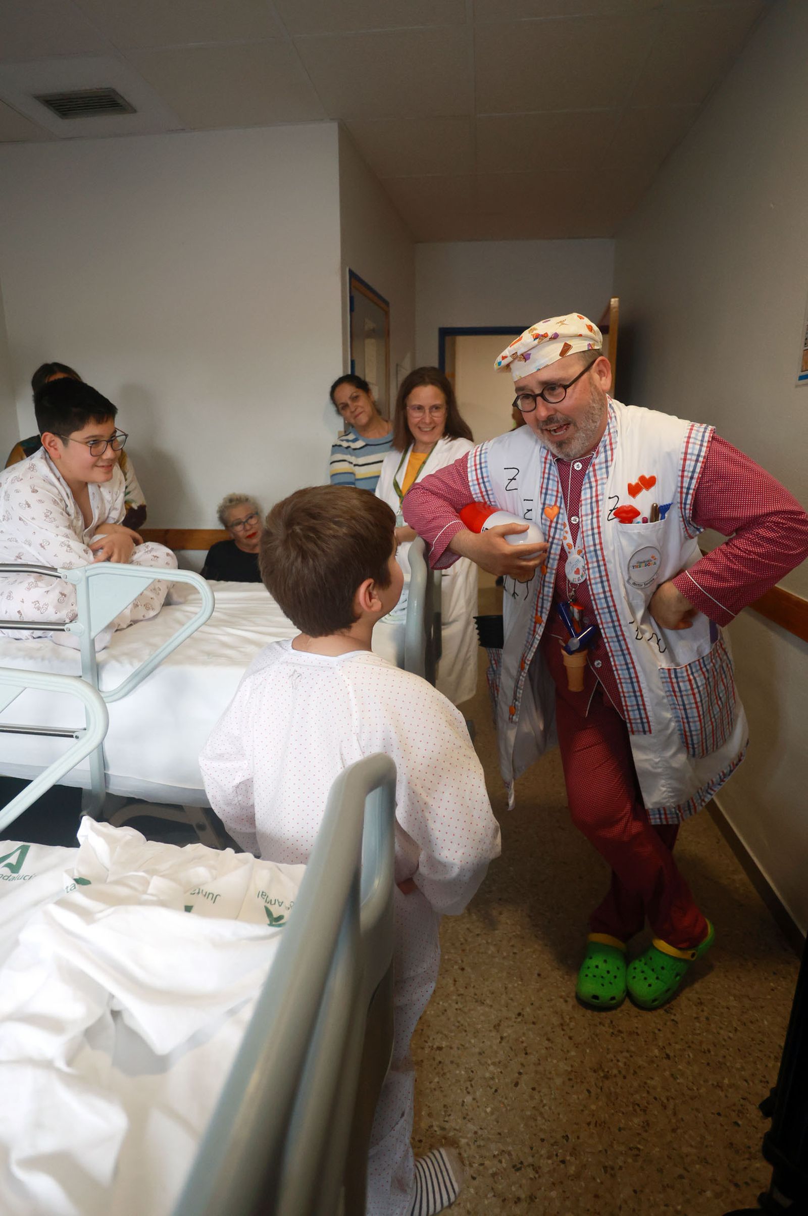 Los menores de Pediatría del Hospital Juan Ramón Jiménez reciben a los Doctores Sonrisa de la Fundación nacional Theodora, en imágenes