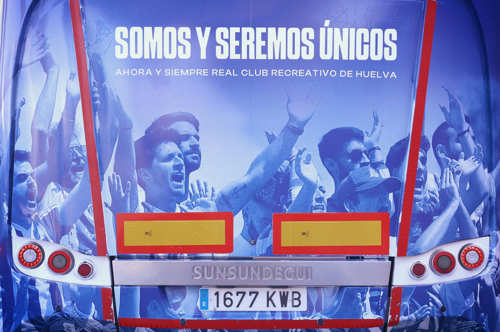 Imágenes del nuevo autobús oficial del Recreativo de Huelva