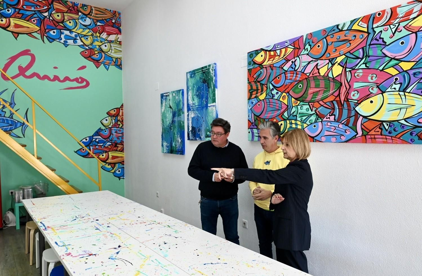 La alcaldesa de Jerez, María José García-Pelayo, acompañada del delegado de Educación, José Ángel Aparicio, ha visitado el taller de pintura que el artista jerezano Fernando Quirós.