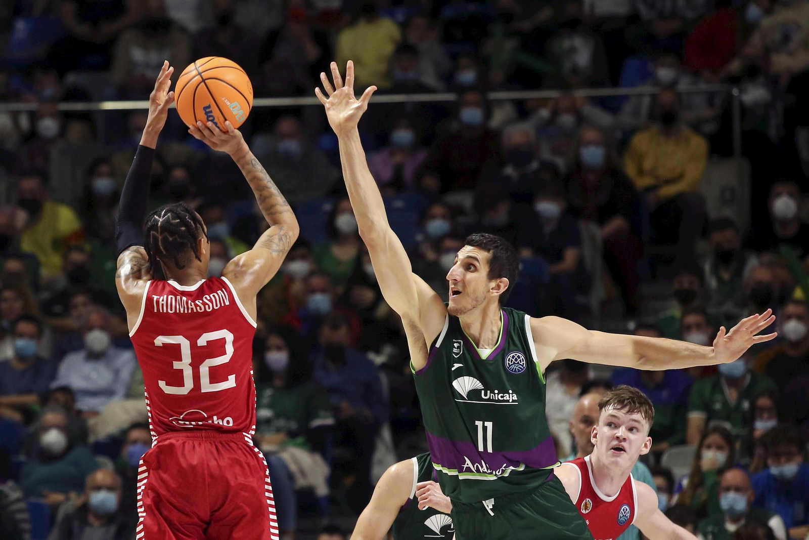 Joe Thomasson lanza a canasta en el Carpena ante Dejan Kravic.