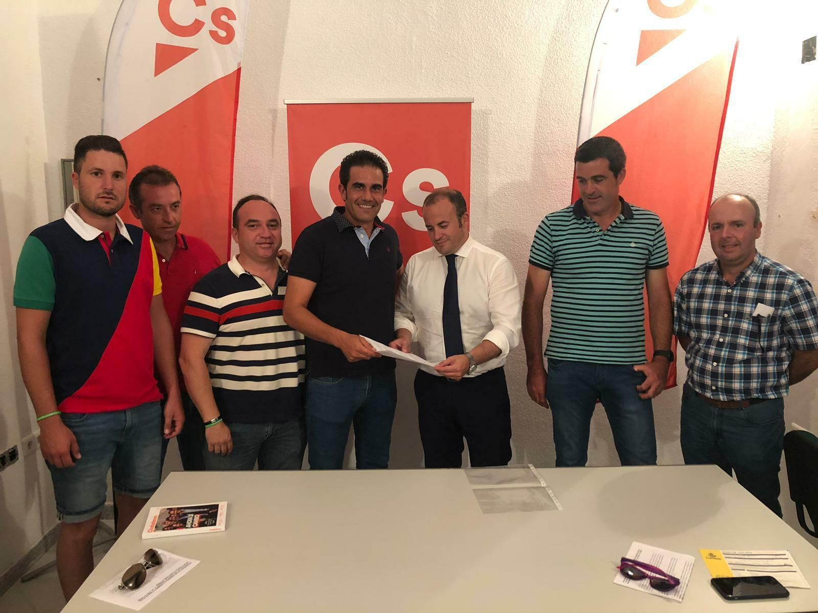 Los regantes entregan a Julio Díaz la Proposición no de Ley. Los regantes entregan a Julio Díaz la Proposición no de Ley.