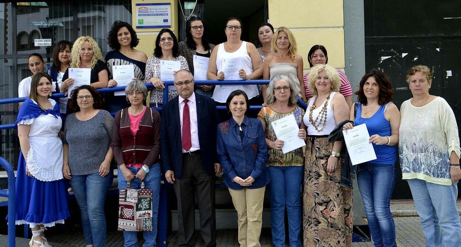 Las alumnas que han participado en el curso con el concejal de la Mujer.