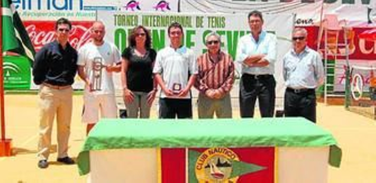 Agustín Boje (segundo por la izquierda), en la entrega de premios con el finalista, Juan Pablo Cañas.