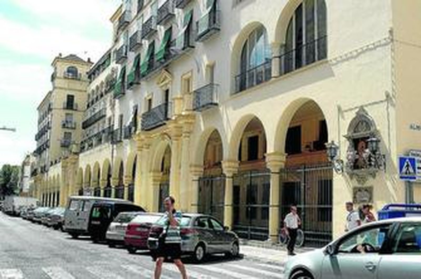 Puerta de acceso al centro de salud de la Campana.
