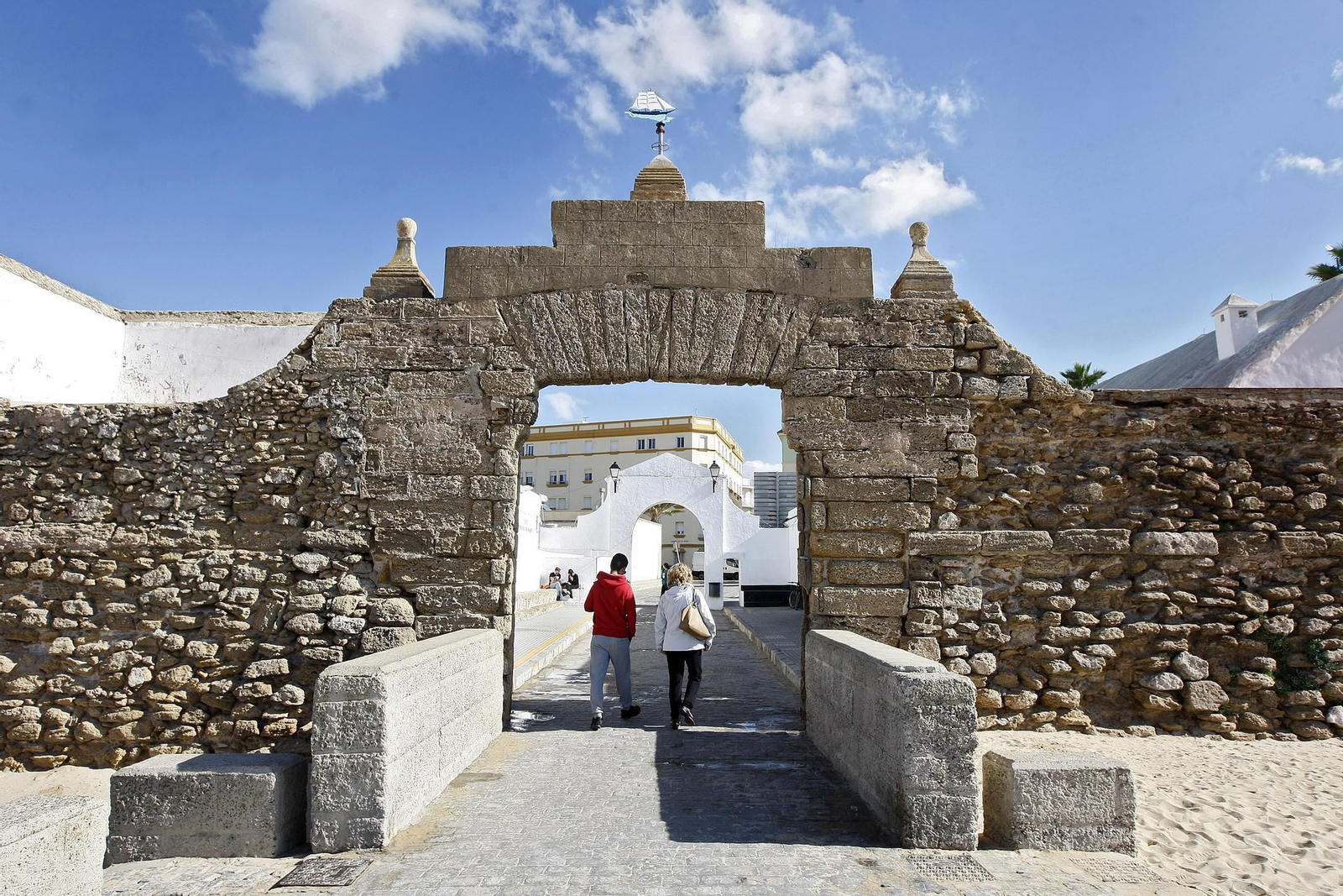 Una imagen de la Puerta de La Caleta, con los paños de piedra ostionera completamente erosionados.