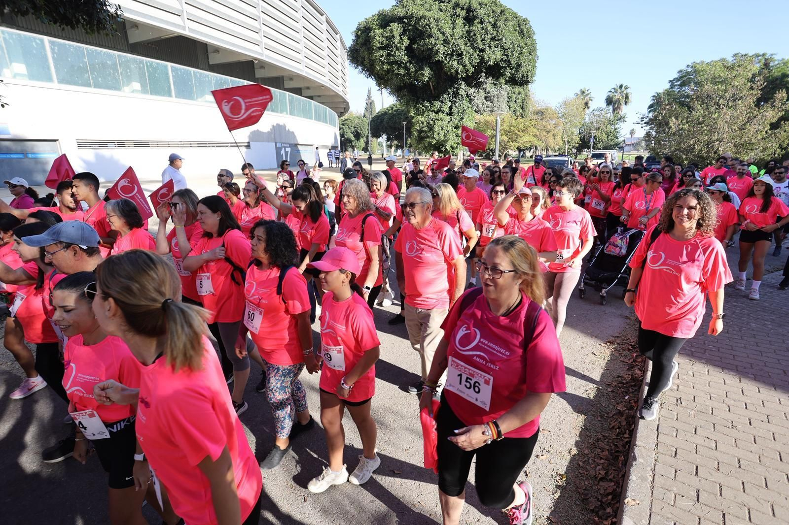 La Marcha Rosa contra el cáncer de mama recorre las calles de Jerez