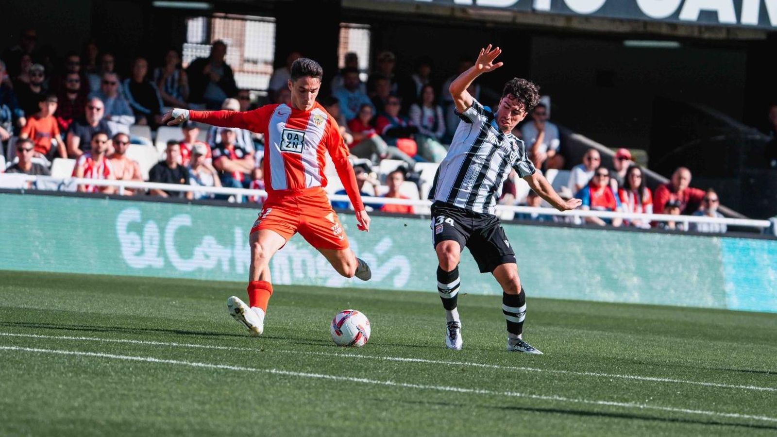 Sergio Arribas busca el disparo en el encuentro ante el Cartagena.