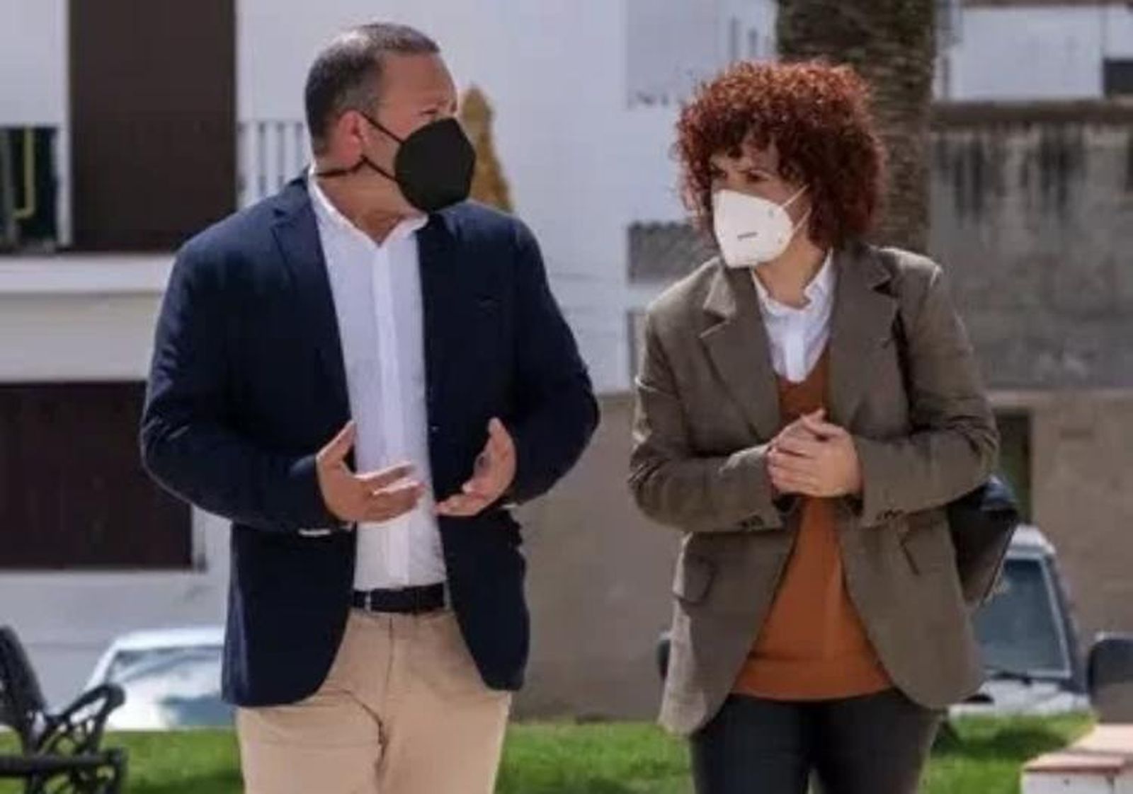 El alcalde y la presidenta de Diputación durante la visita a la localidad.