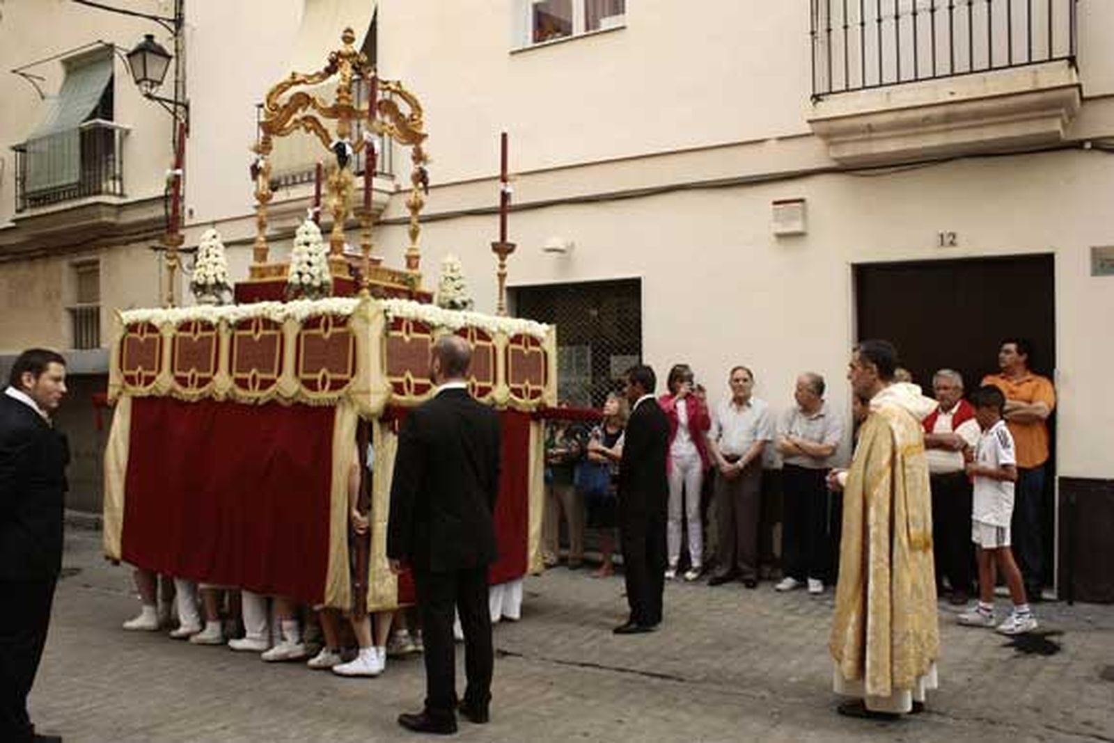 El Mentidero, Santa María y La Viña vivieron sus procesiones eucarísticas este fin de semana./ Fotos: Almudena Torres

Foto: Almudena Torres