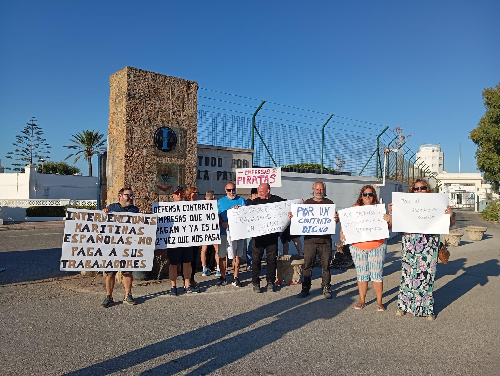 Los trabajadores, este jueves durante su primera concentración.