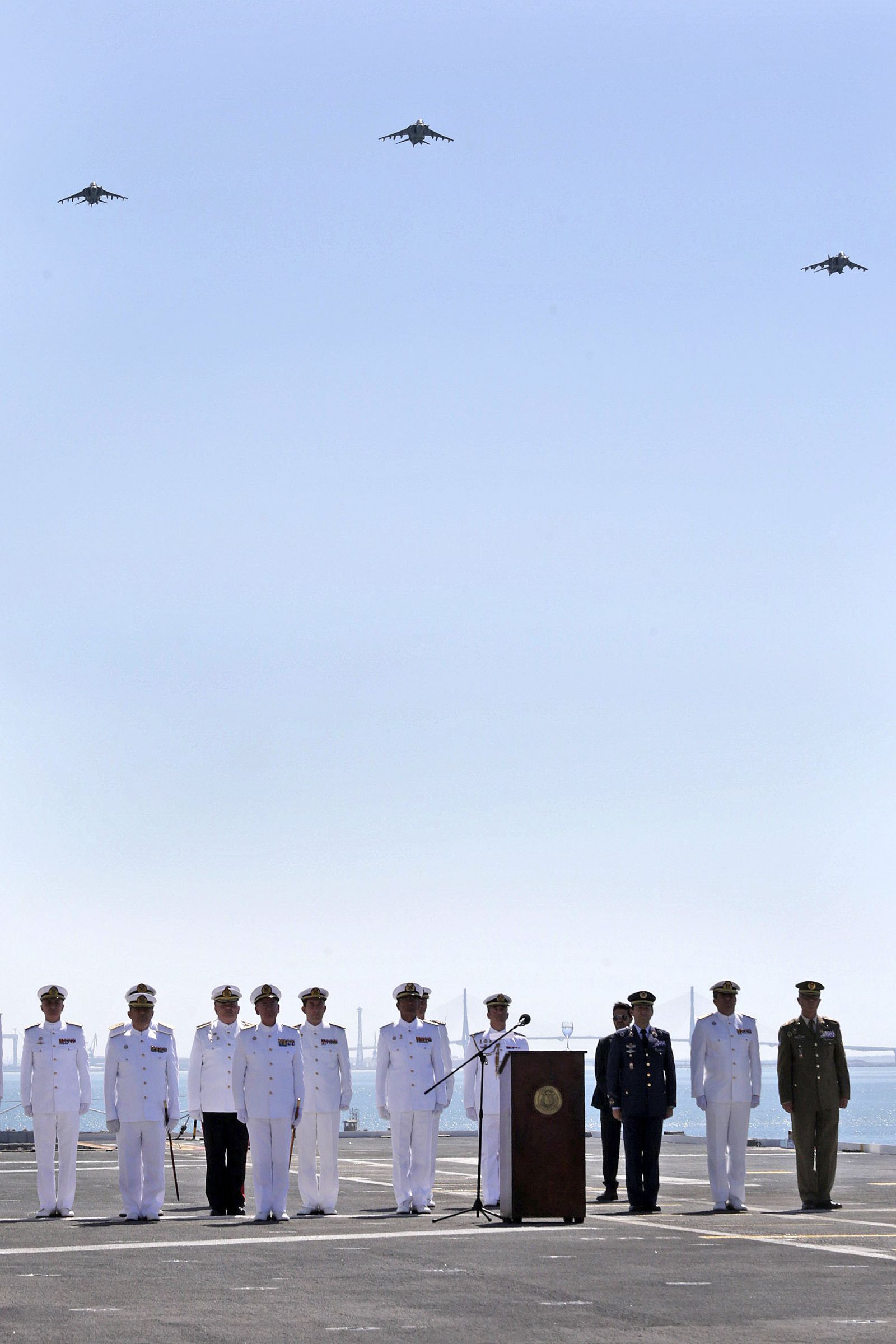 Tres 'Harrier' pasan por encima del Almirante de la Flota (ya con el bastón de mando), el Ajema y otras autoridades.