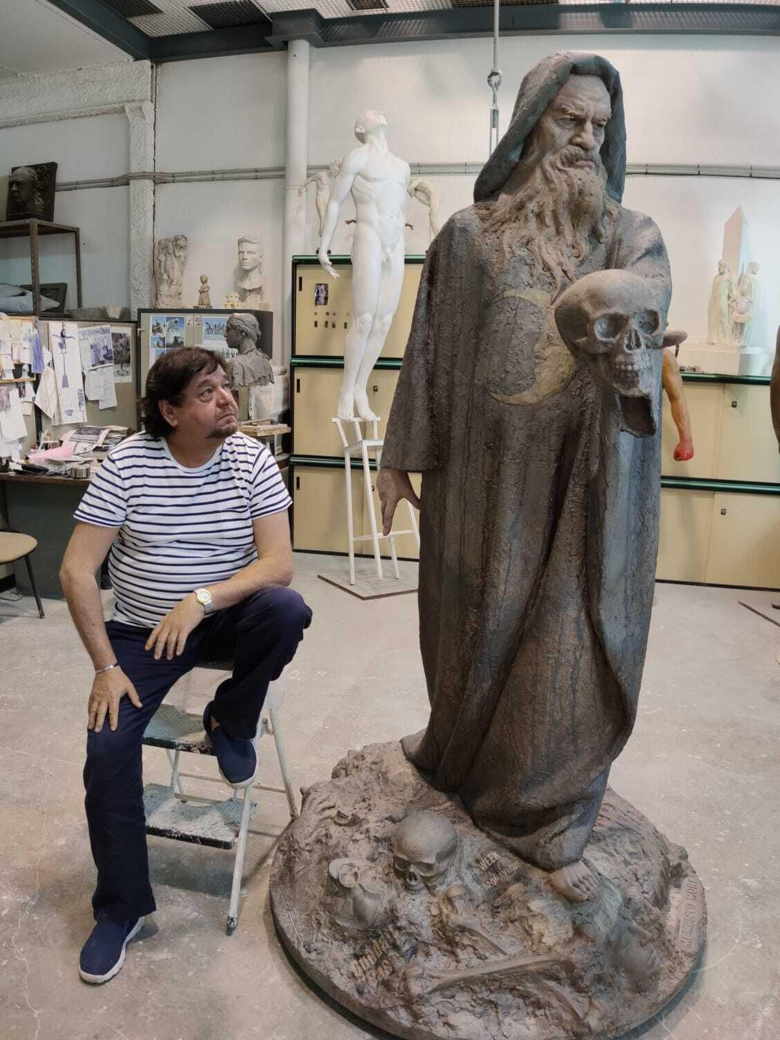 José Manuel Belmonte mira a su dios 'Pan' en su taller.