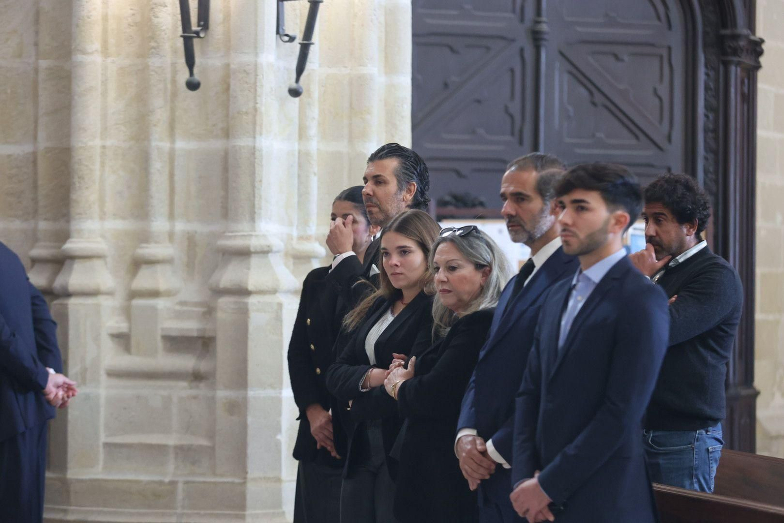Así es la capilla ardiente de Rafael de Paula en Santiago: capote, montera y la bandera gitana