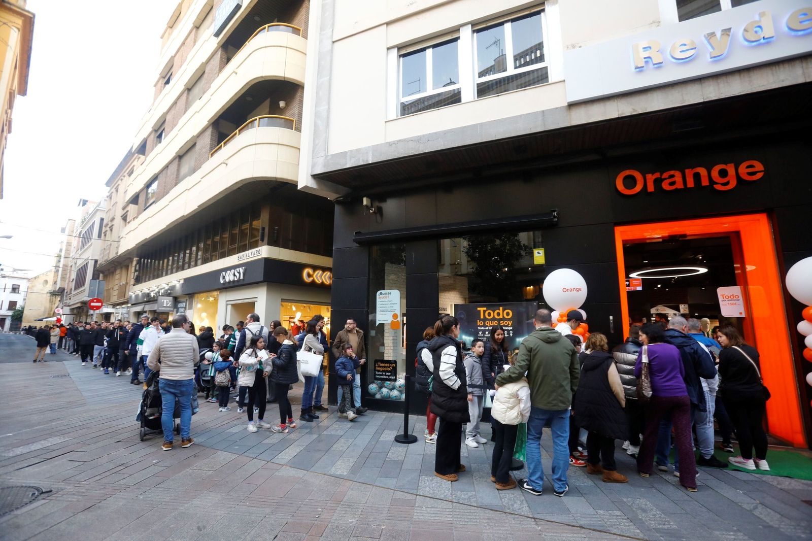 Las mejores fotos de la exitosa firma de autógrafos del Córdoba CF en el centro de la ciudad