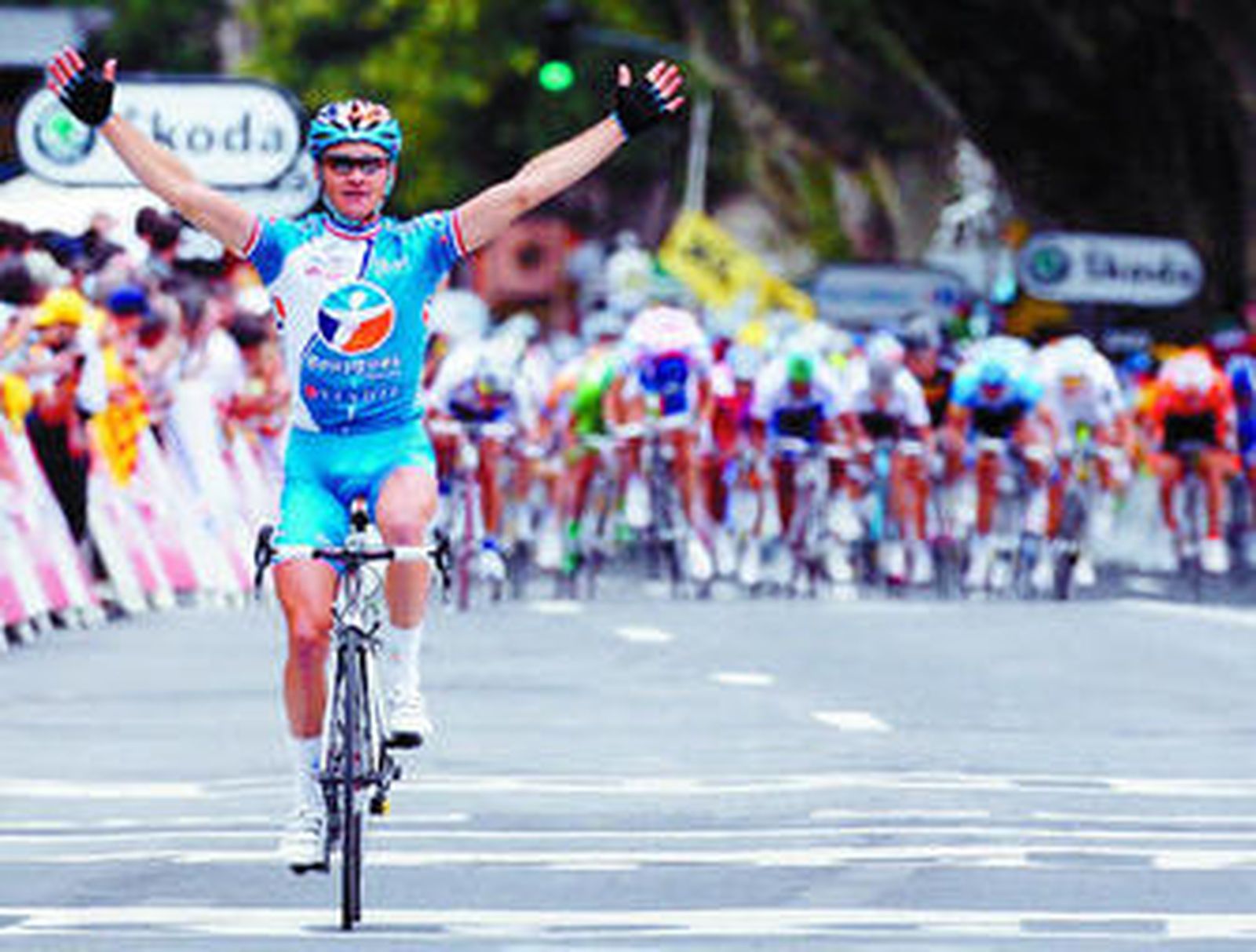 Thomas Voeckler cruza relajado y con los brazos en alto en la meta.