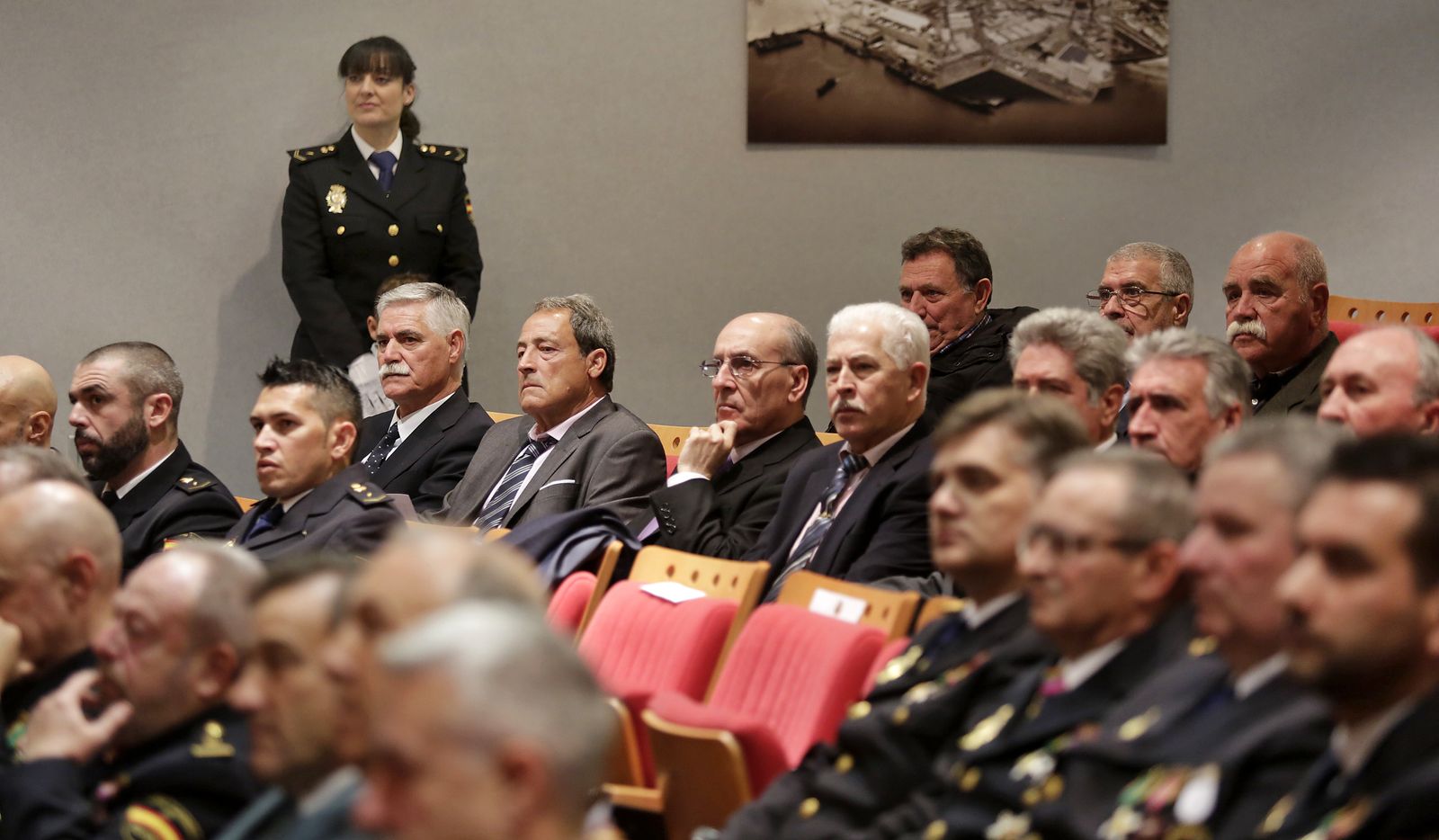 Asistentes al acto celebrado en la Zona Franca de Cádiz que conmemoró la creación en 1824 de lo que hoy es el Cuerpo Nacional de Policía (CNP).