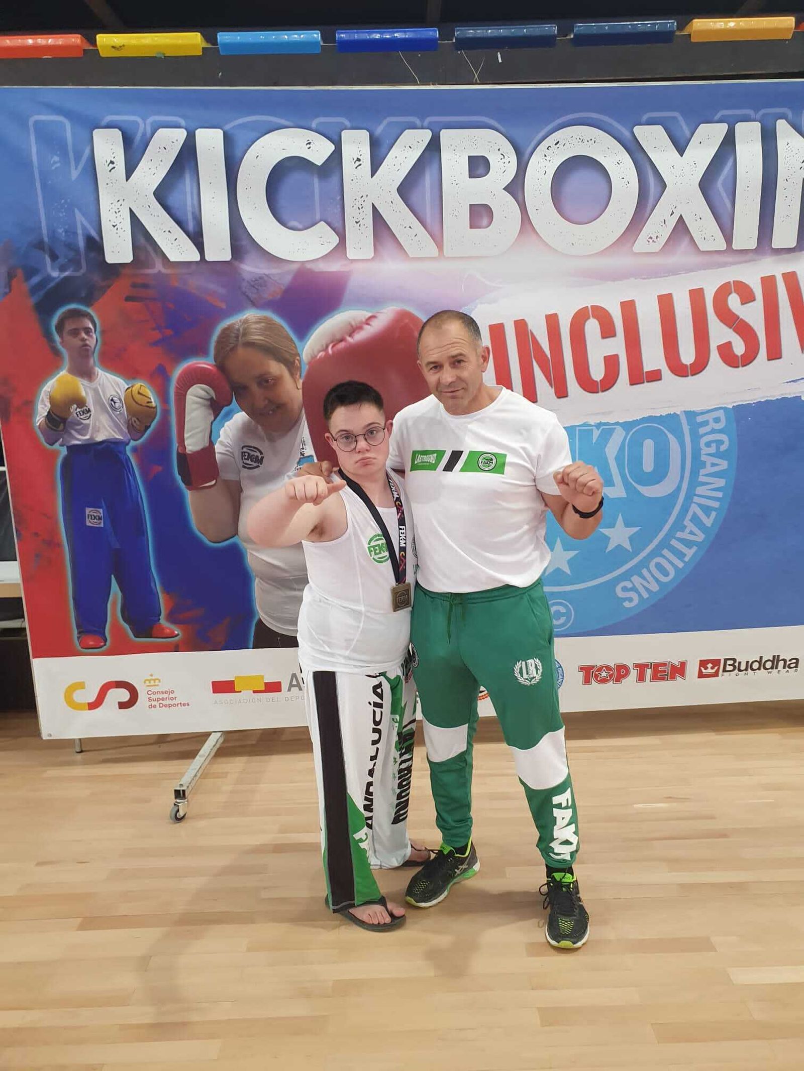 Ángel Rojas junto a su entrenador con la presea conseguida.