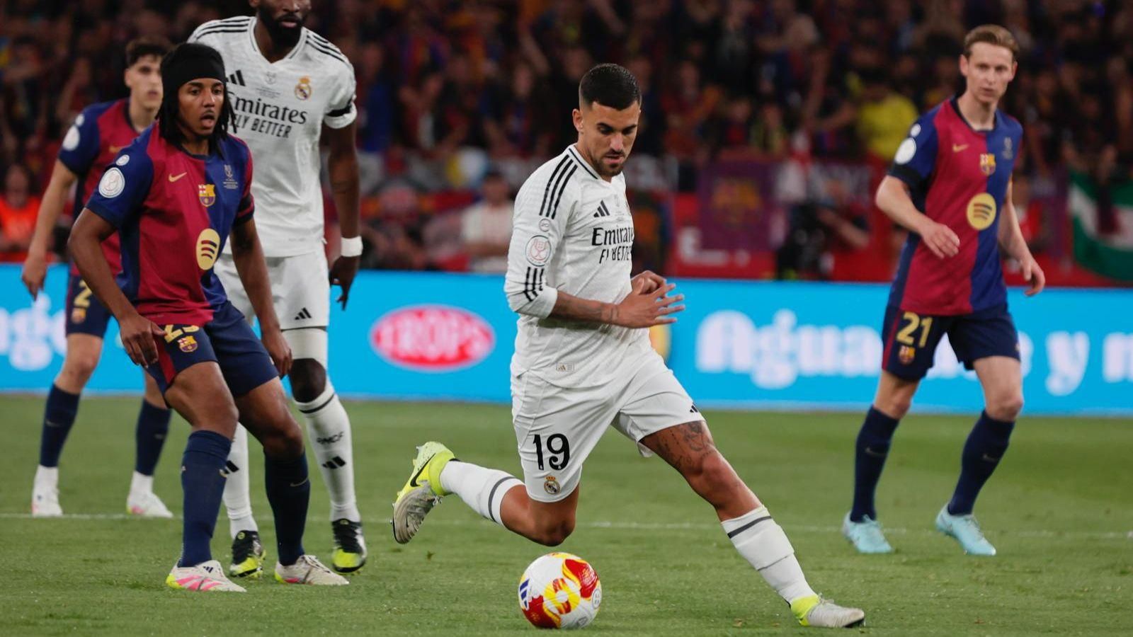 Ceballos controla la pelota. Ceballos controla la pelota.