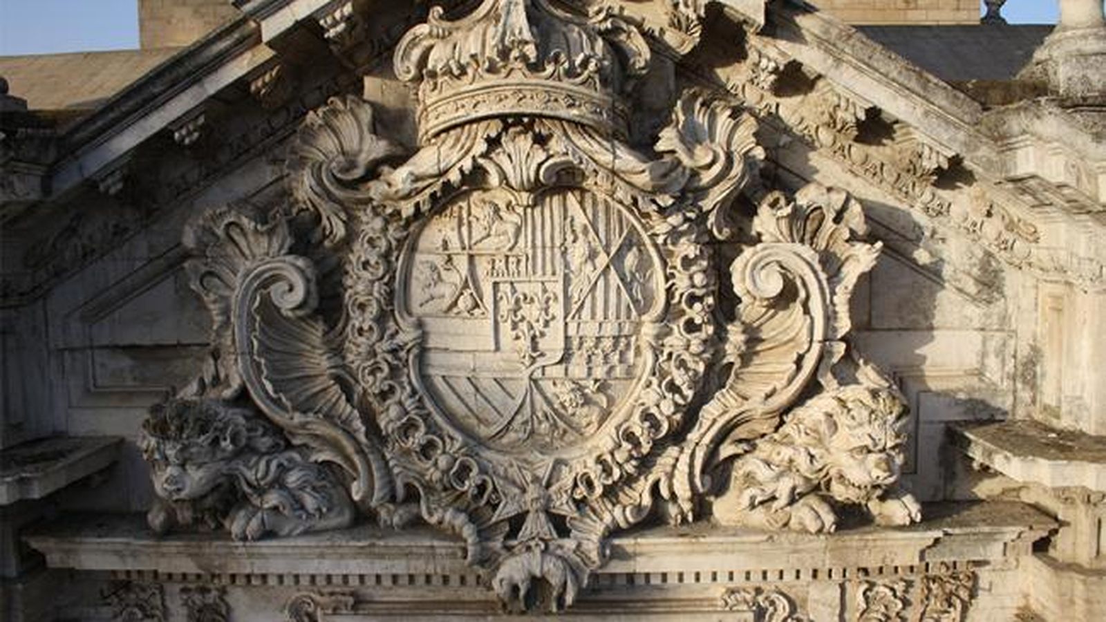 El escudo de la portada.