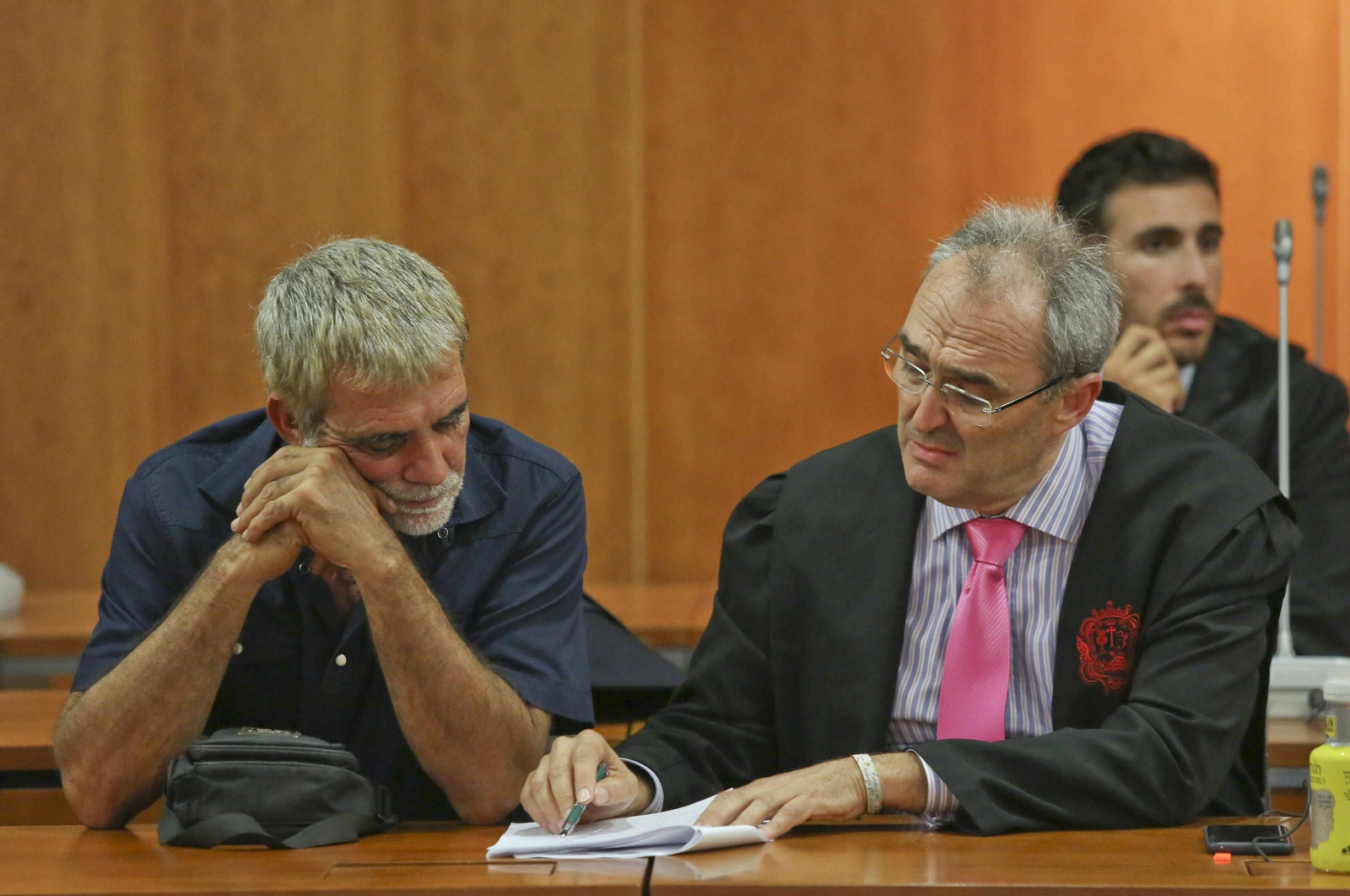 Manuel Alonso Herrero, expareja de Lucía Guerrero y acusado de su crimen (izquierda) junto a su abogado. Manuel Alonso Herrero, expareja de Lucía Guerrero y acusado de su crimen (izquierda) junto a su abogado.