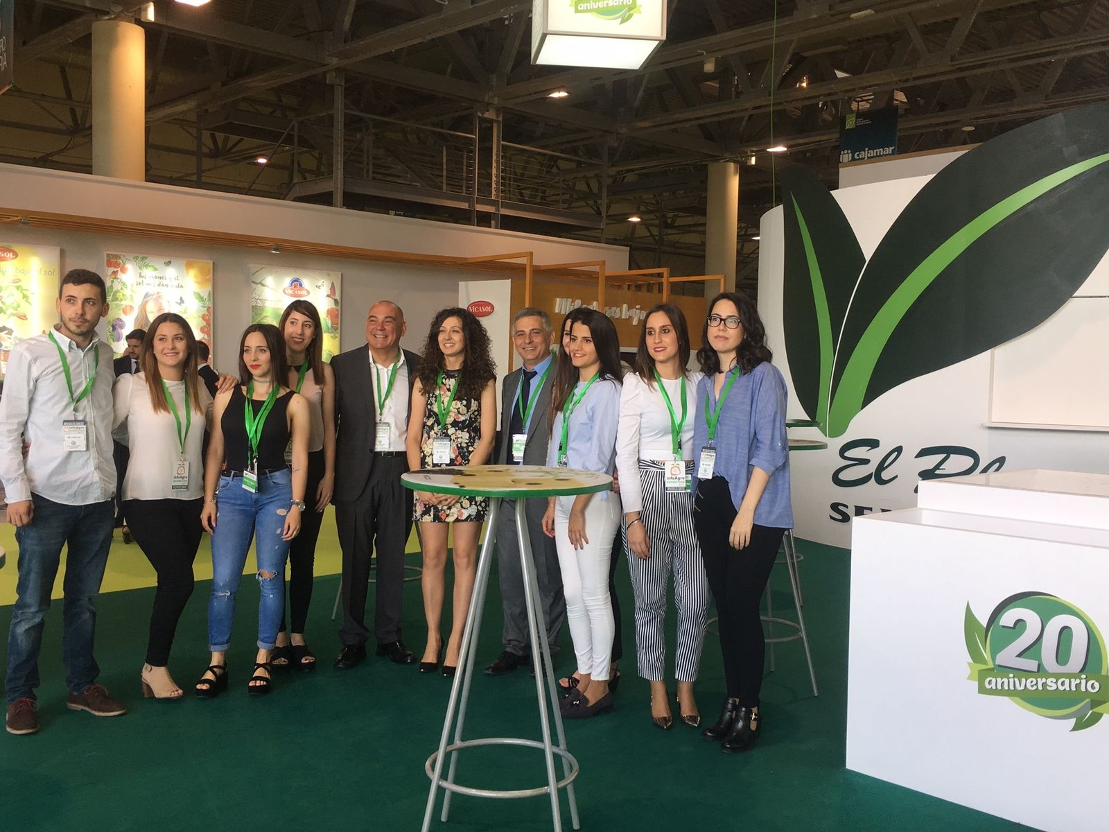 El gerente de El Plantel Semilleros, Manuel Escudero, en el centro de la imagen, en el expositor de la empresa en Infoagro Exhibition 2017.