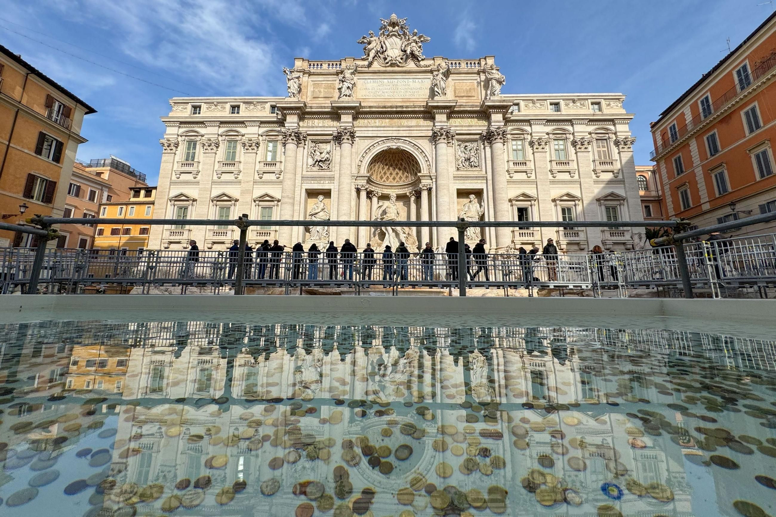 La Fontana de Trevi ya se puede observar de cerca gracias a una polémica pasarela