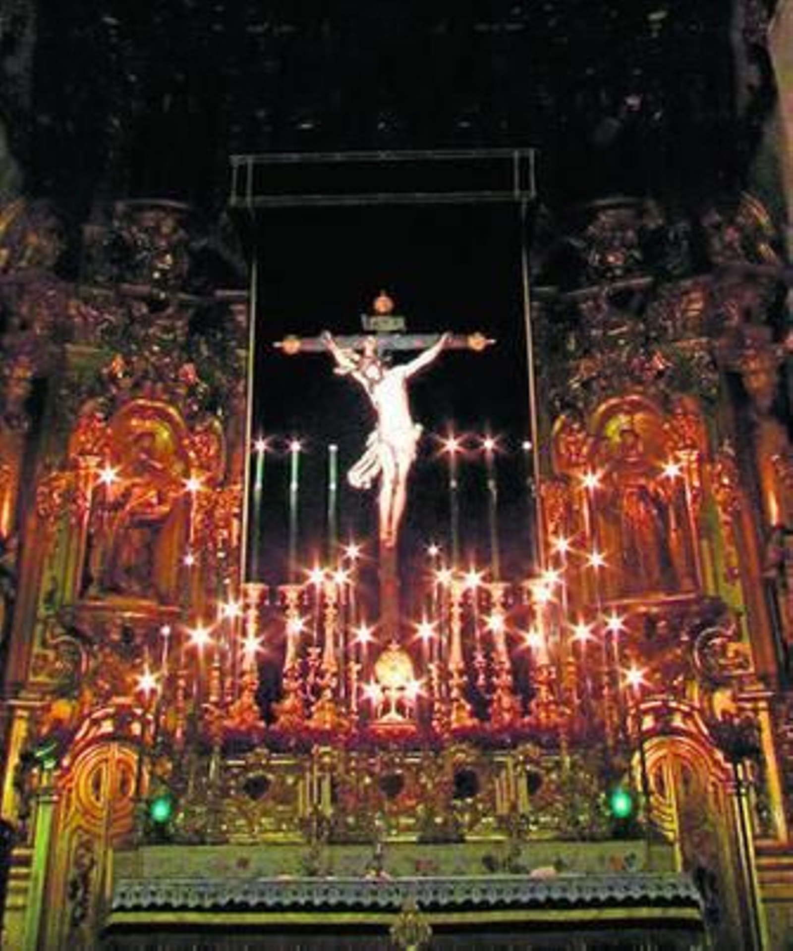 El Cristo de la Vera-Cruz, en el altar de cultos instalado en San Francisco.