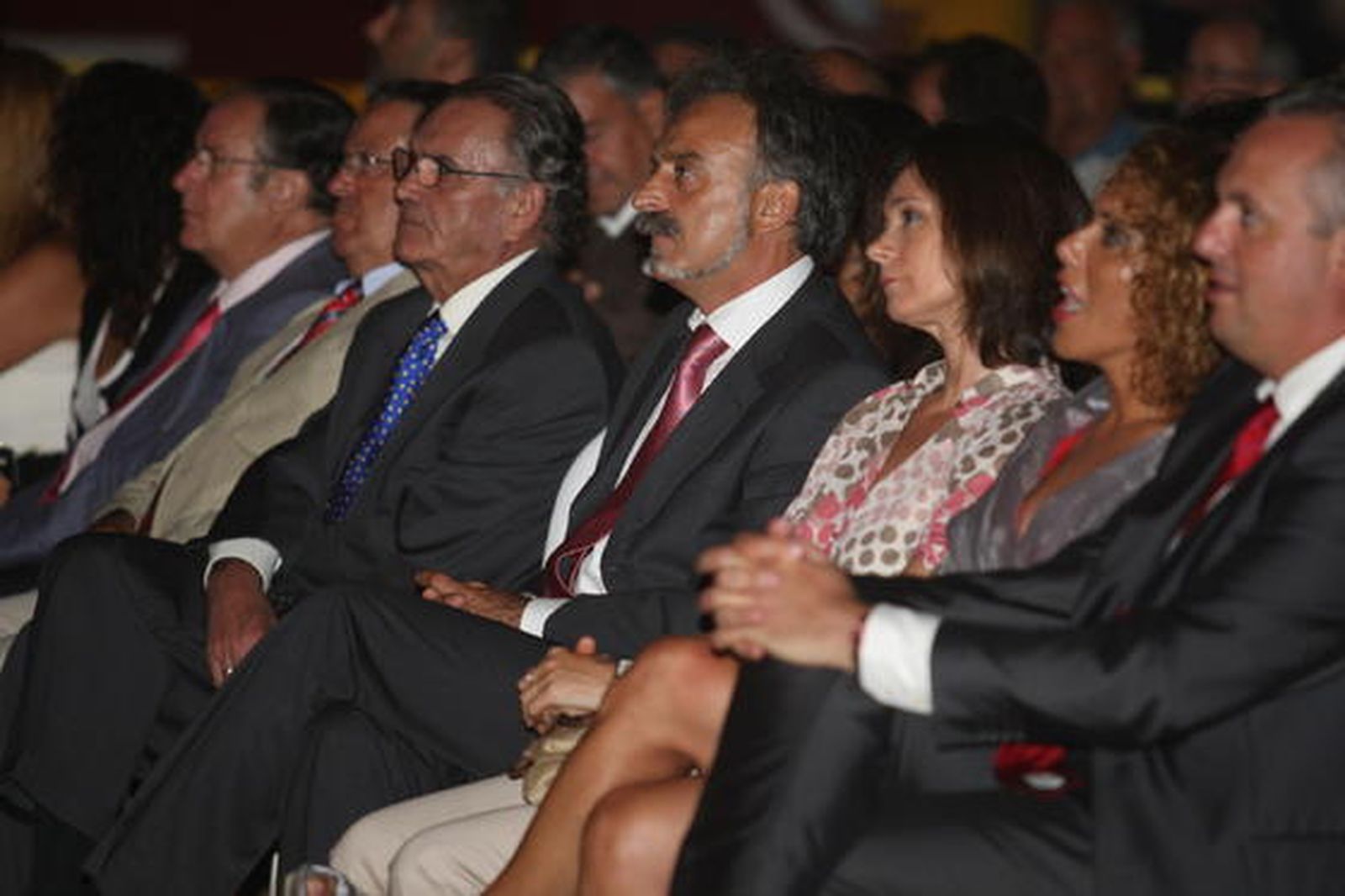 El acto de coronación de las reinas infantil y juvenil precedió al pregón a cargo del escritor Francisco Muñoz. 

Foto: Paco Guerrero