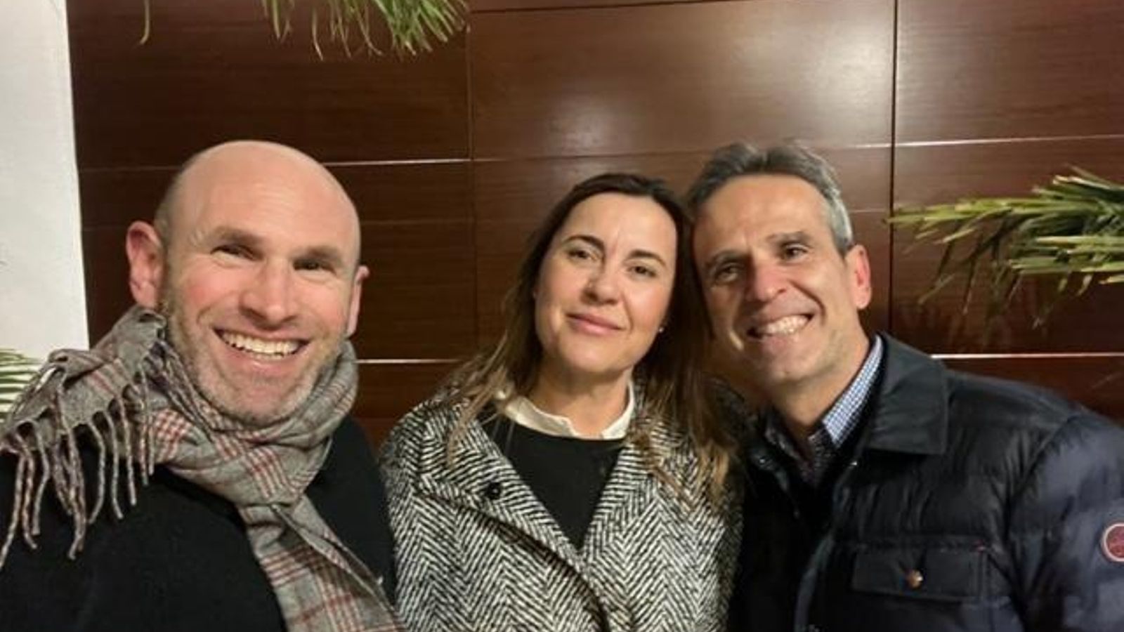 Los dos galenos, con Ana, la mujer de Antonio.