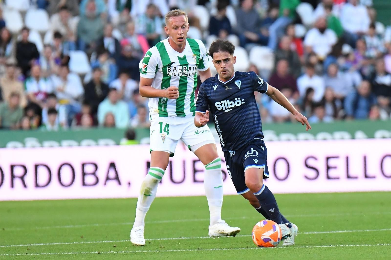 Melendo en un lance del Córdoba-Cádiz.