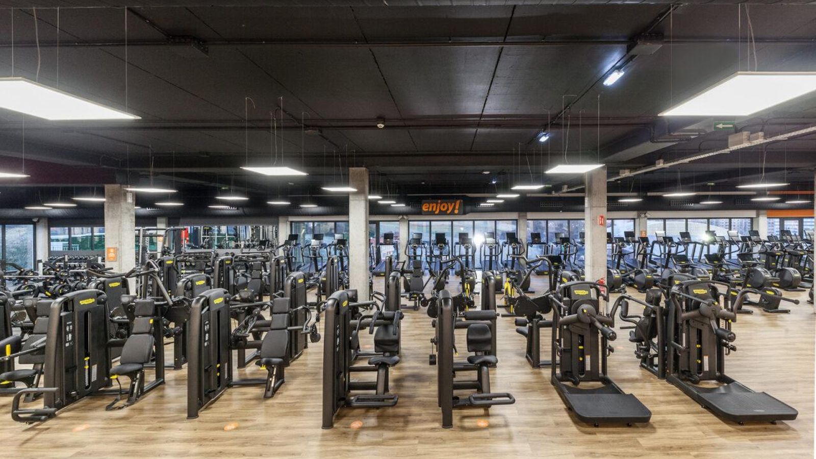 Más de 250 puestos de entrenamiento en la sala de Fitness
