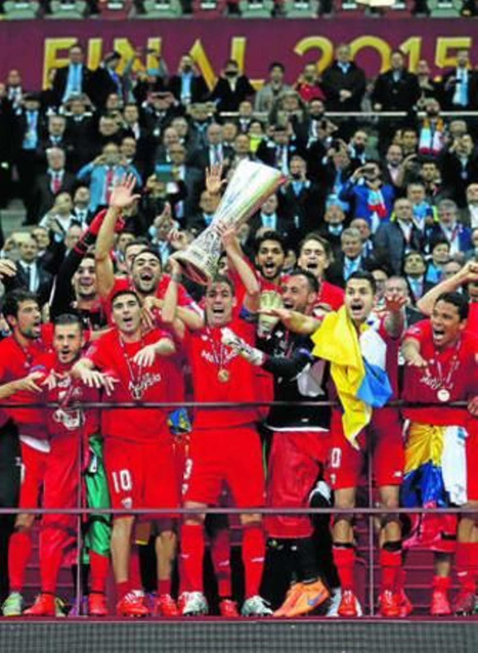 Fernando Navarro levanta como capitán la cuarta UEFA entre Coke, Diogo, Reyes, Beto, Vitolo y Bacca.