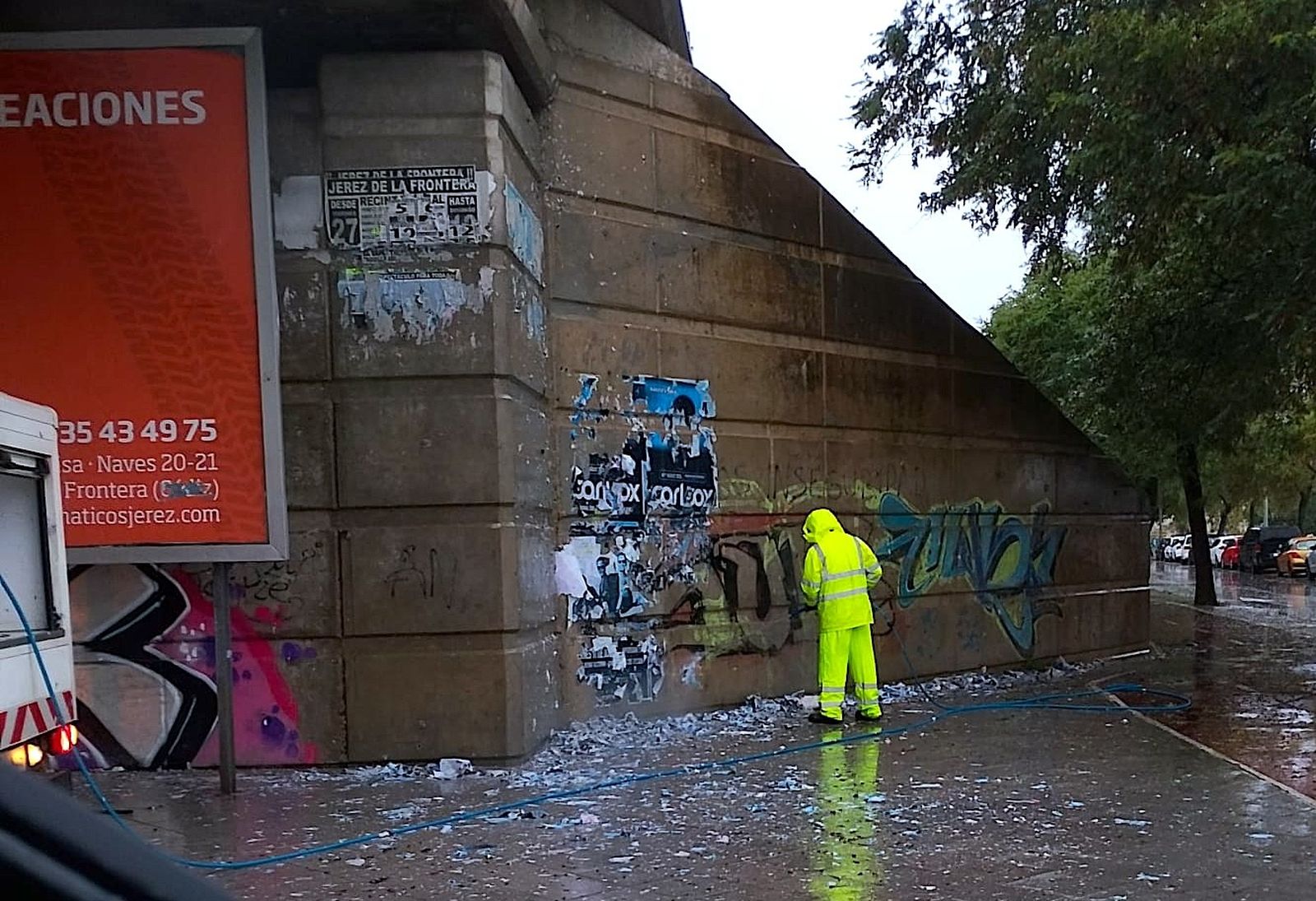 Trabajos de eliminación de carteles y pintadas, junto a las vías del tren en la zona de Ifeca.