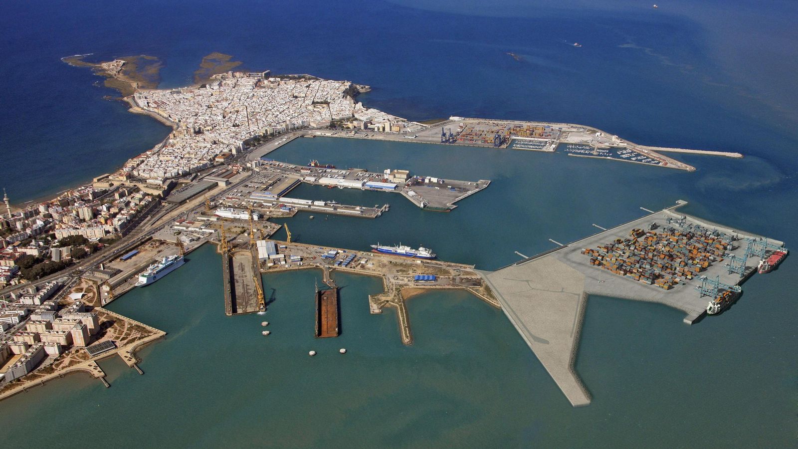 El puerto de Cádiz reúne infraestructuras suficientes y potencial de cara al futuro suficiente para estar en puesto privilegiado en el mapa logístico de Europa