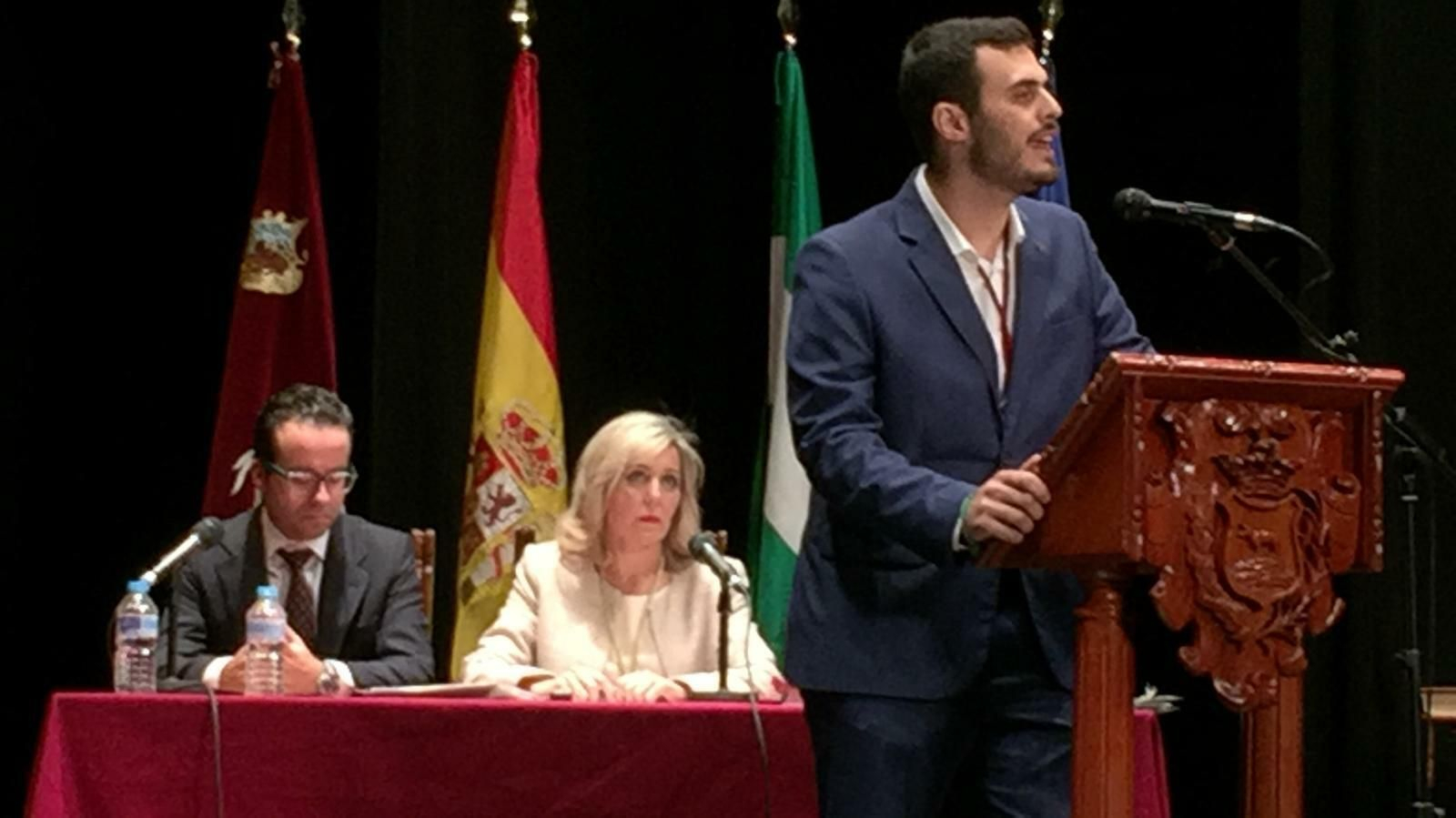 Ana María Romero observa al único edil de IU, Luis Navarro.