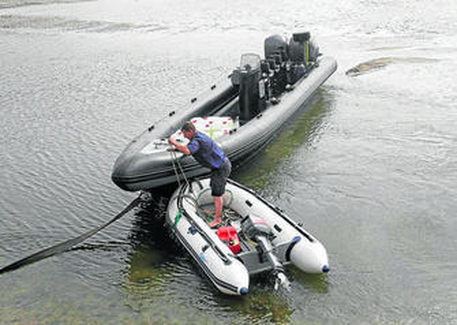 Un agente se acerca a la lancha para arrastrarla hasta la orilla.