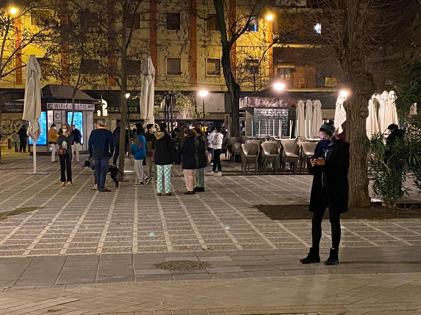 Fotos: cientos de personas salen a la calle tras los terremotos en Granada