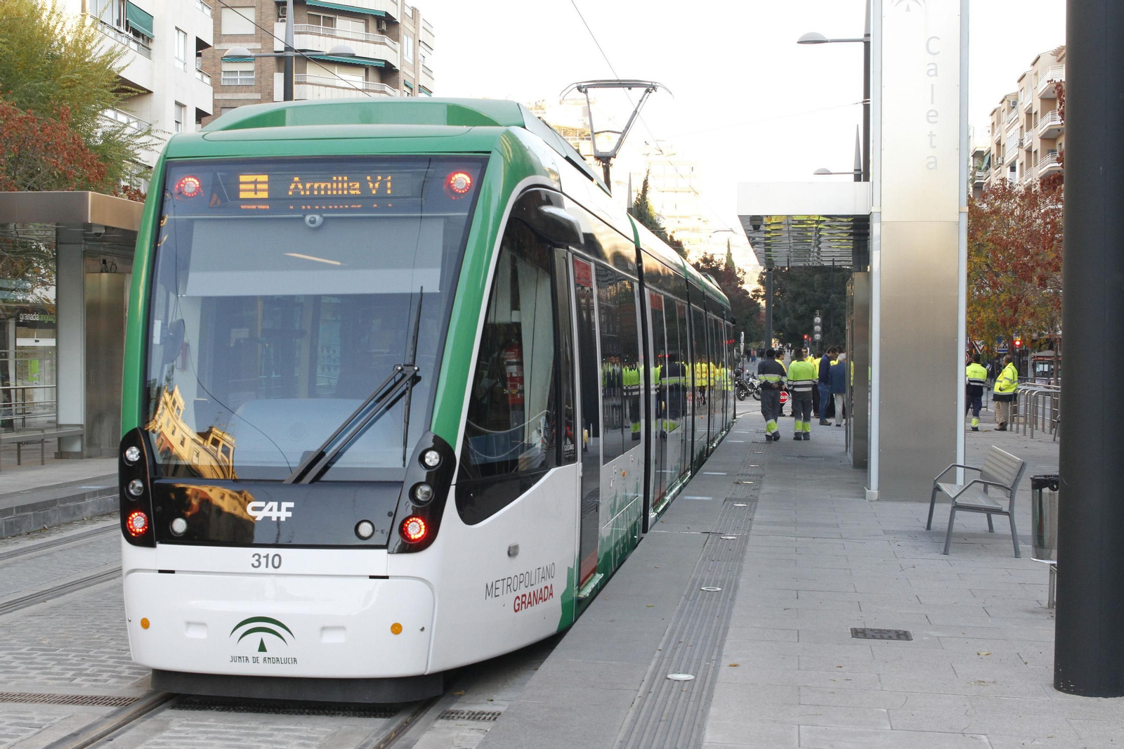 Imagen de archivo de un Metro de Granada en la parada de La Caleta