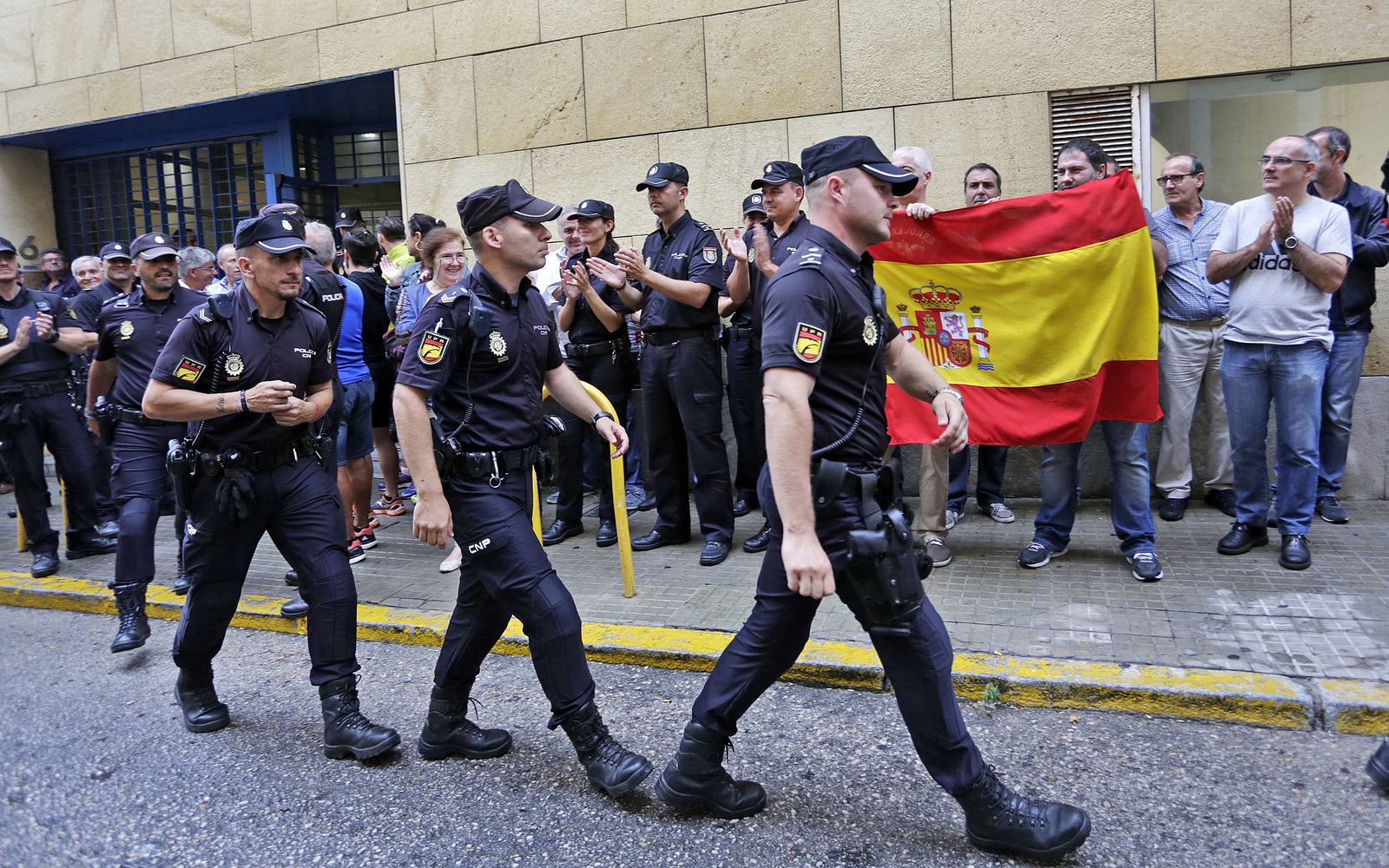 Despedida a los agentes de la Policía Nacional que se suman al dispositivo del 1-O