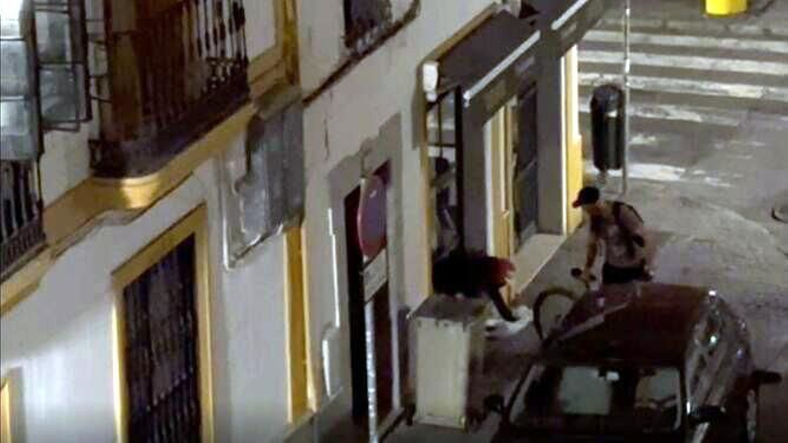 Los ladrones que robaron en el restaurante Taplato de San Lorenzo.