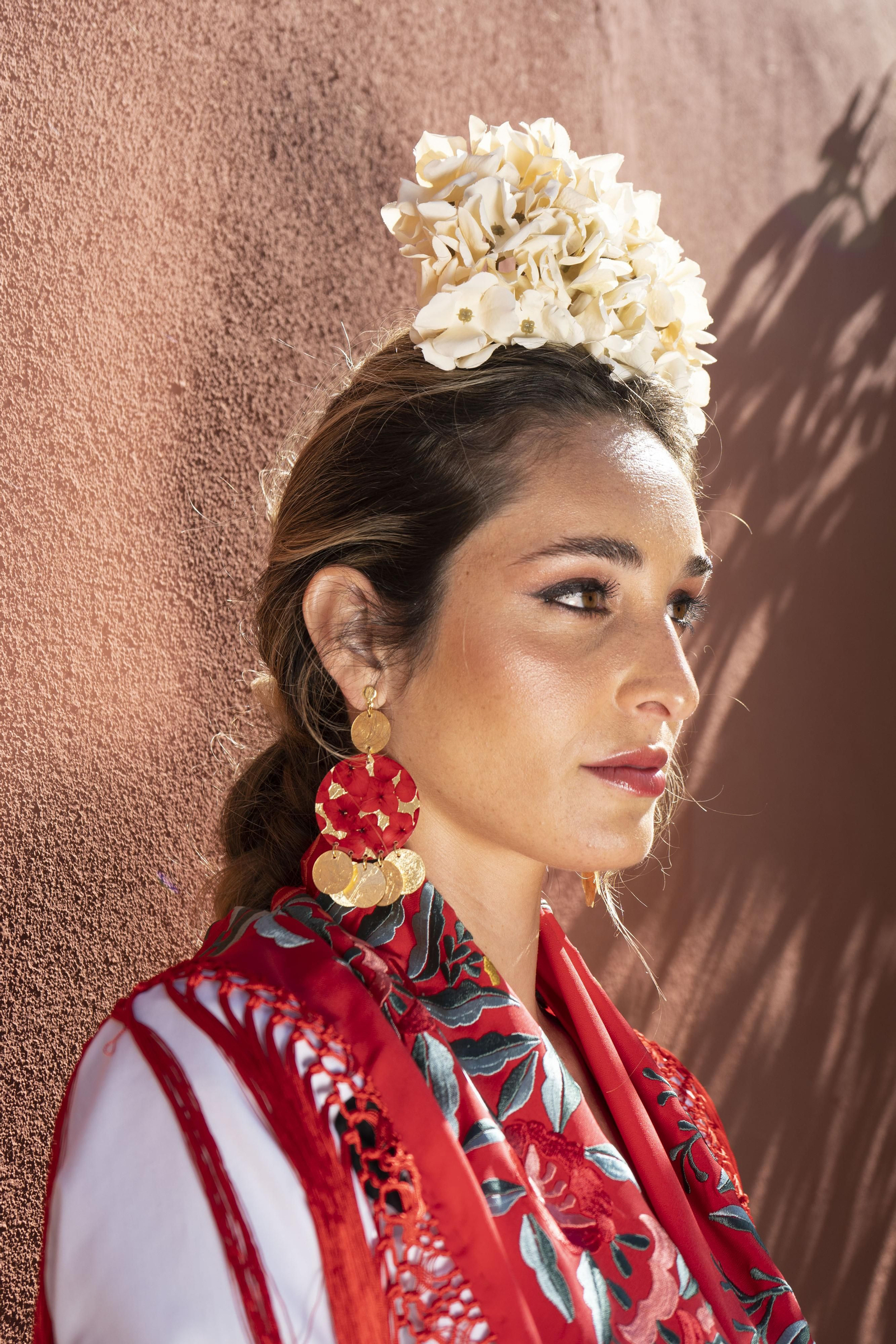 La flor se coloca arriba, próxima al nacimiento del cabello.