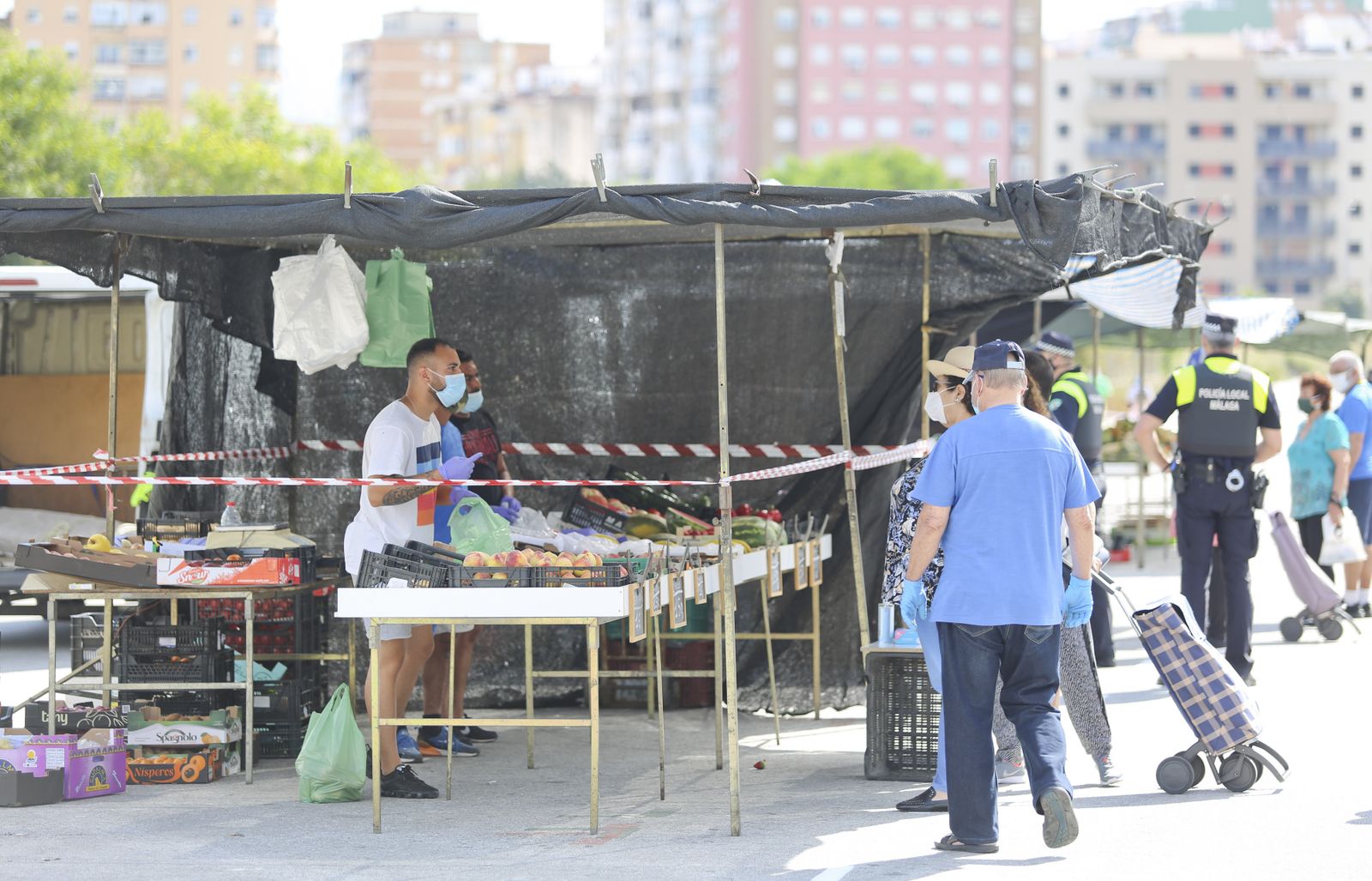 Las fotos del mercadillo de Huelin, en Málaga, en su primer día de desescalada