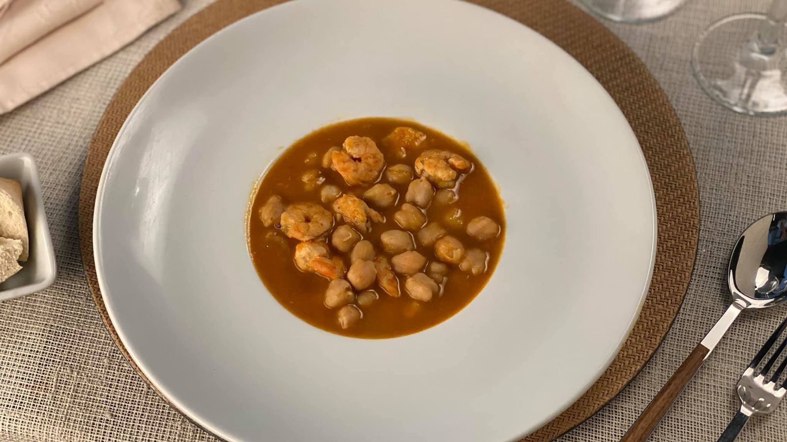 Guiso de garbanzos (IGP Garbanzo de Escacena) con langostinos