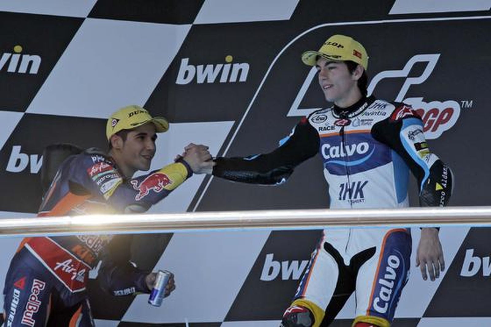Maverick Viñales y Luis Salom se saludan en el podio del Circuito de Jerez antes de la entrega de premios.

Foto: Manuel Aranda