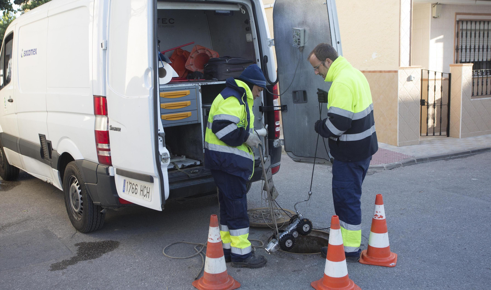 Técnicos de Emasesa trabajando en la barriada del Guadalquivir.
