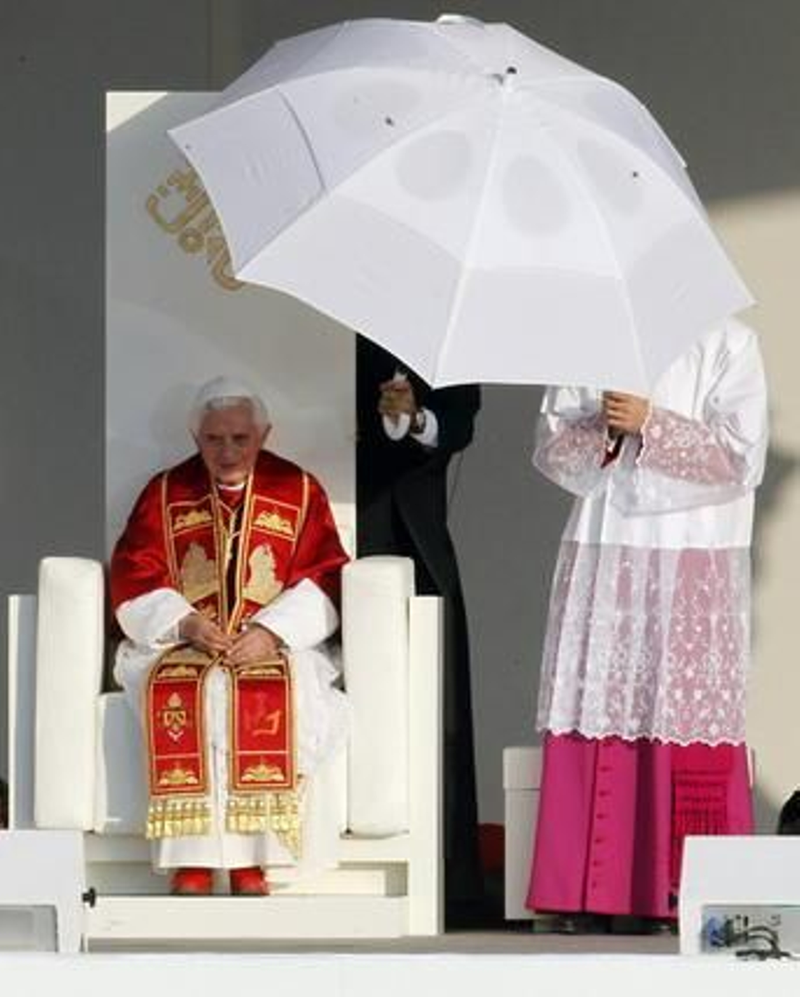 El Papa se dirige a los jóvenes en Cibeles.

Foto: EFE