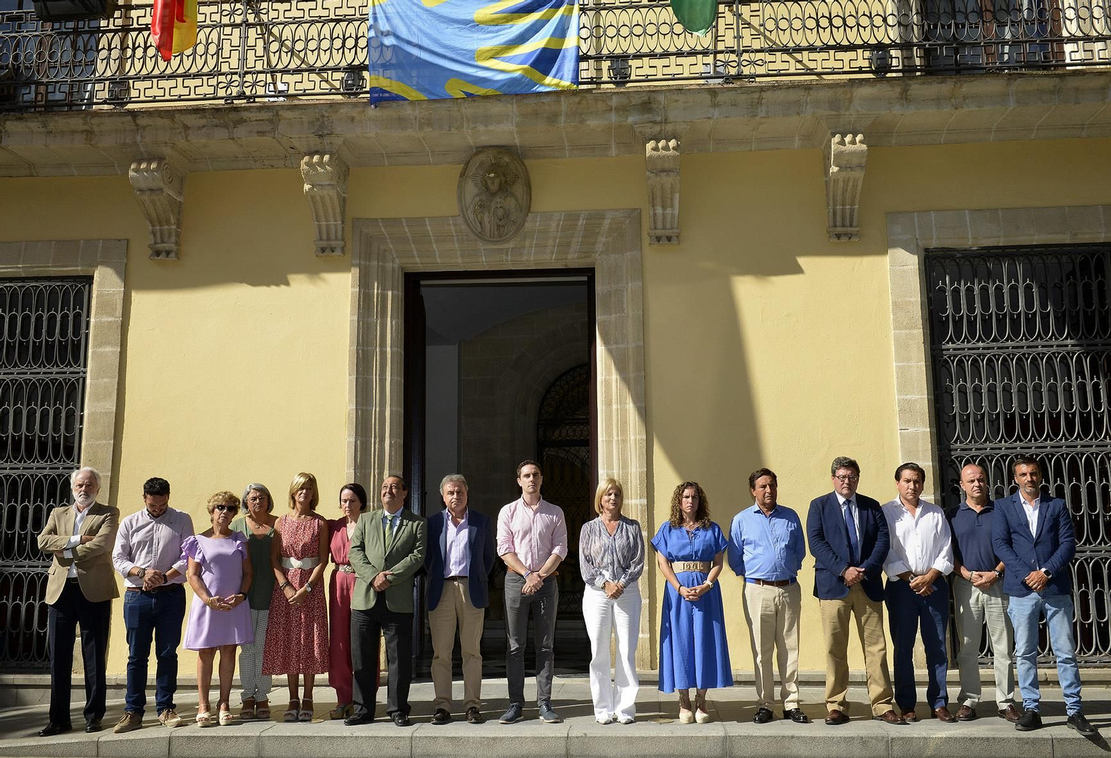 Un momento del minuto de silencio en el Ayuntamiento de Jerez.